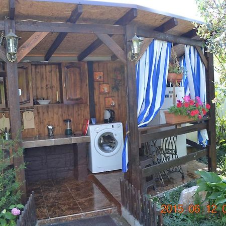 U Palycha Guest House Suhumi Exterior foto