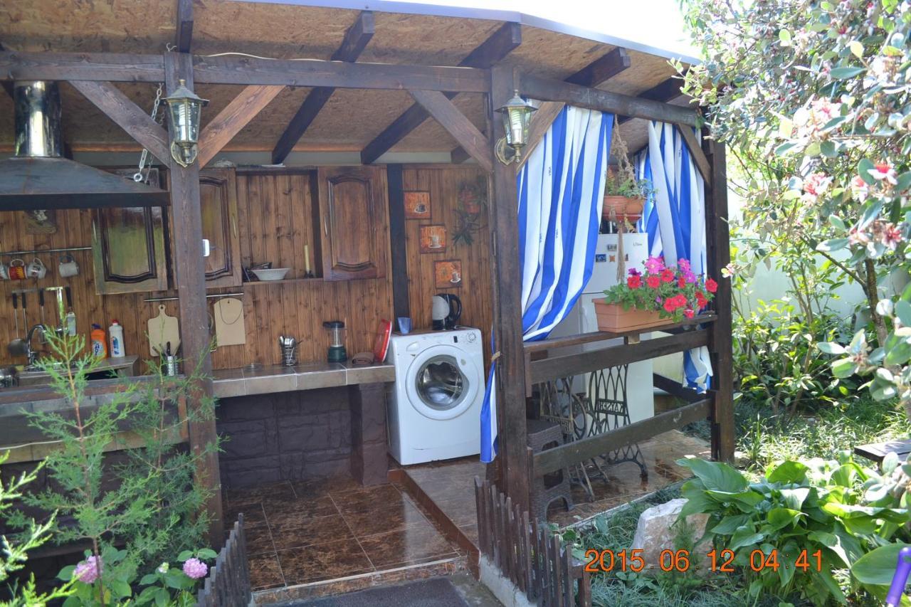 U Palycha Guest House Suhumi Exterior foto