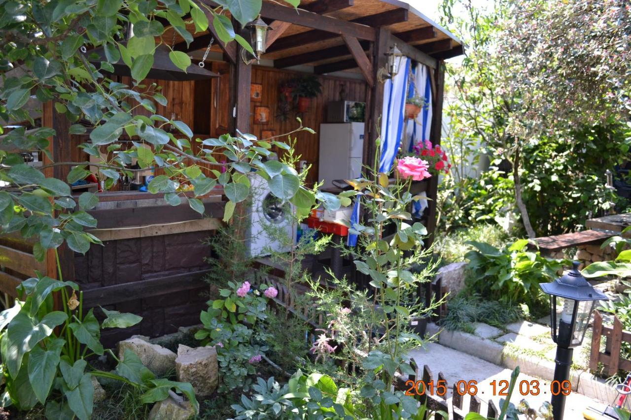 U Palycha Guest House Suhumi Exterior foto