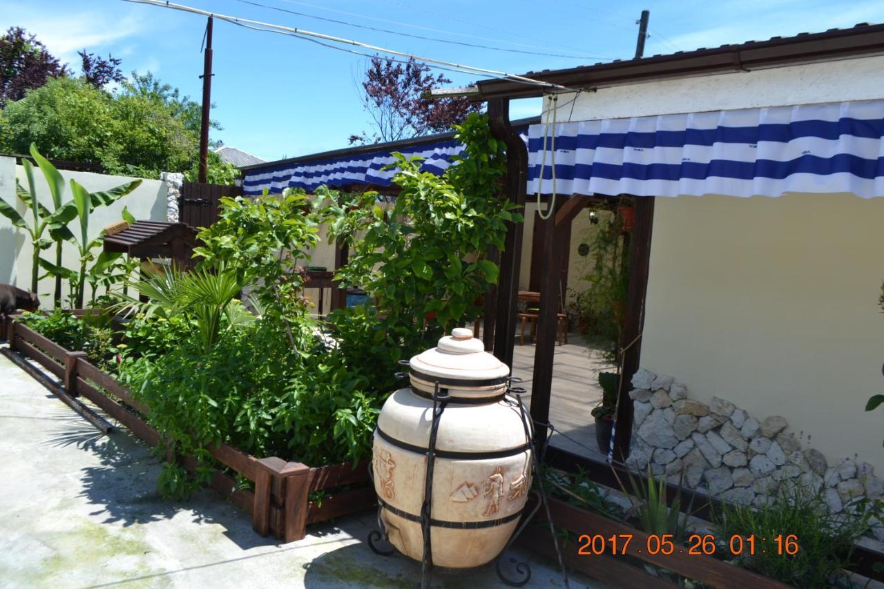 U Palycha Guest House Suhumi Exterior foto