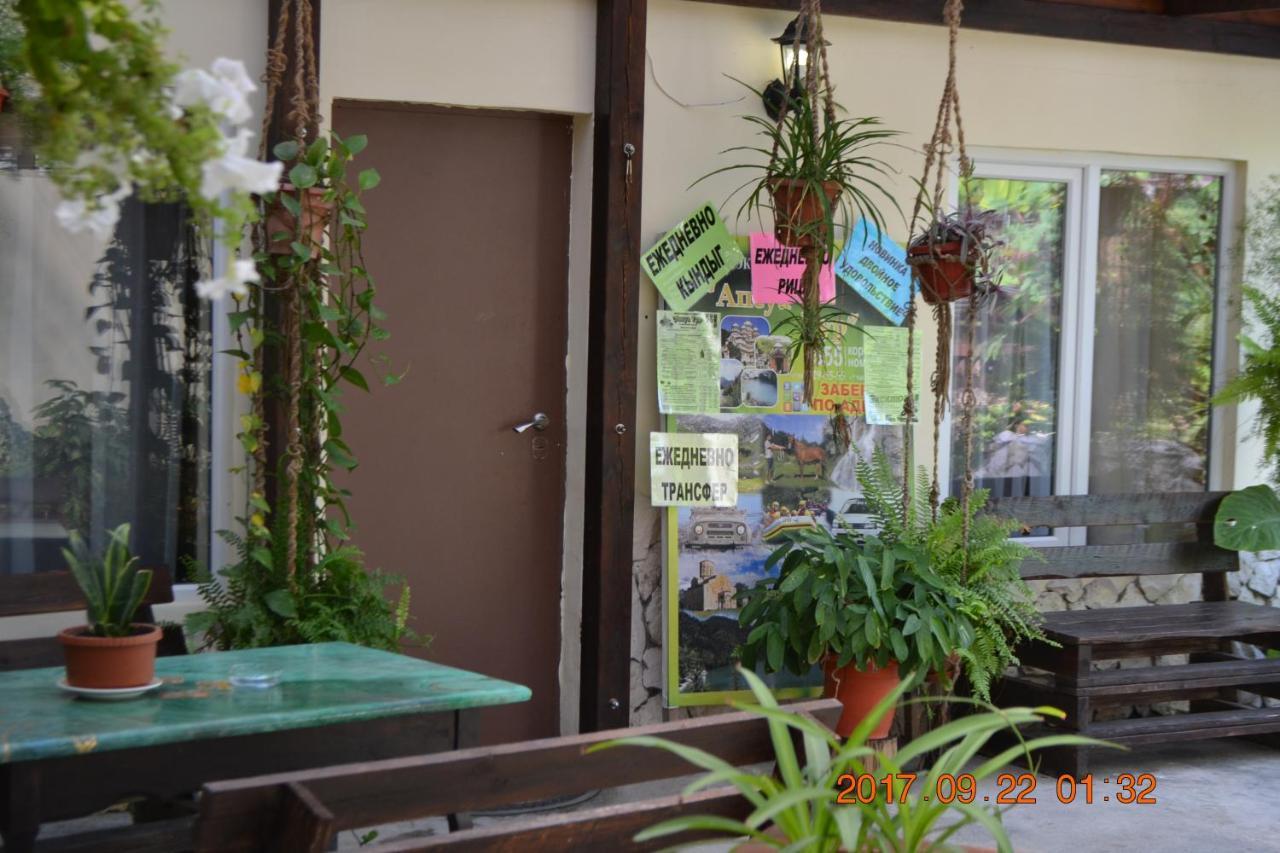 U Palycha Guest House Suhumi Exterior foto