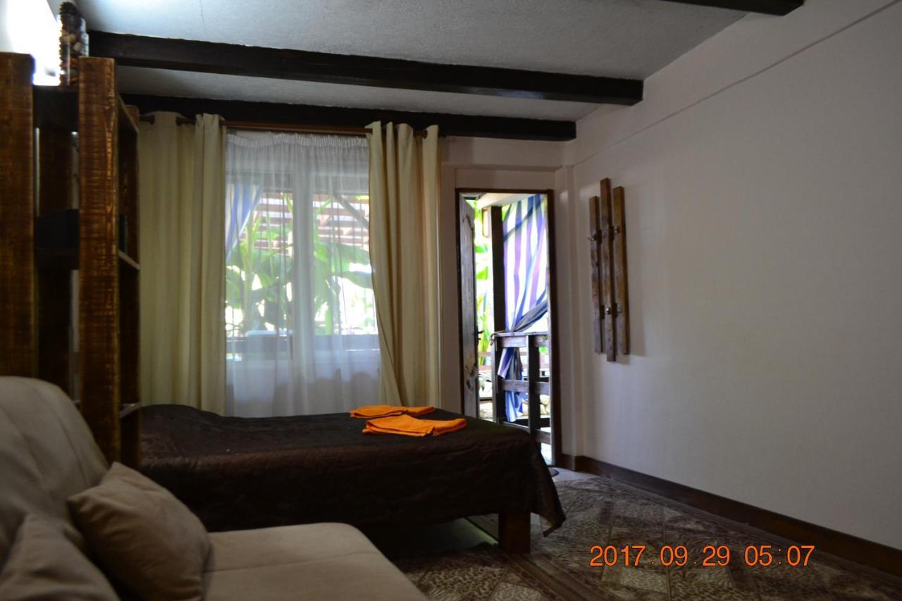 U Palycha Guest House Suhumi Exterior foto