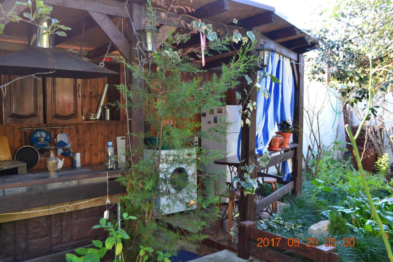 U Palycha Guest House Suhumi Exterior foto