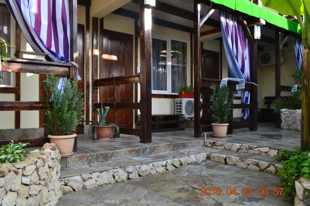 U Palycha Guest House Suhumi Exterior foto