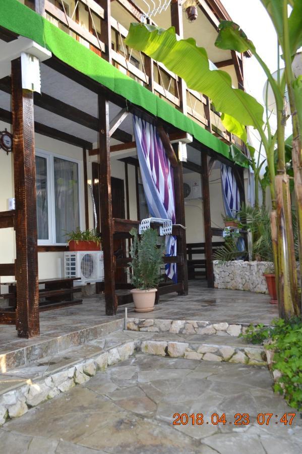 U Palycha Guest House Suhumi Exterior foto