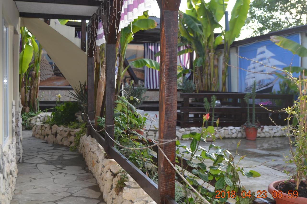 U Palycha Guest House Suhumi Exterior foto