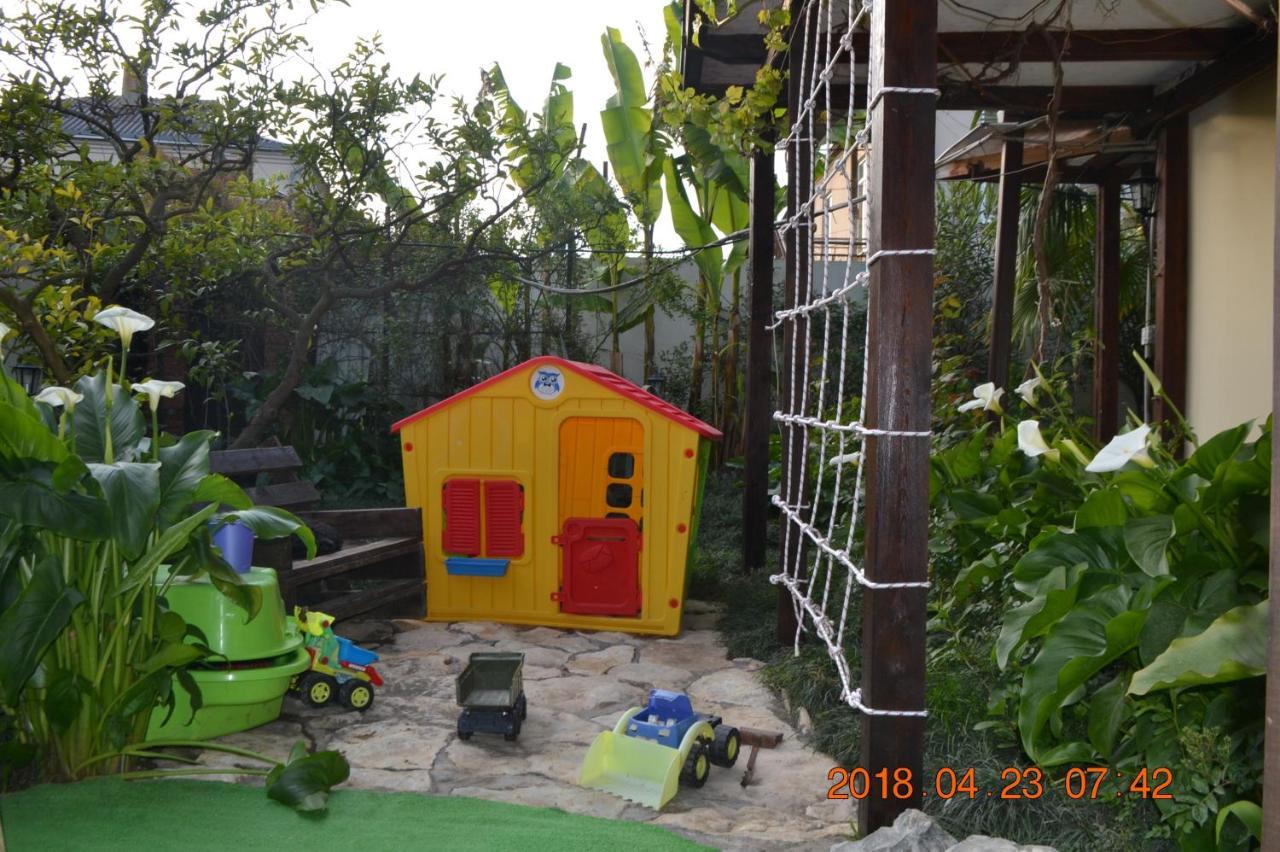 U Palycha Guest House Suhumi Exterior foto