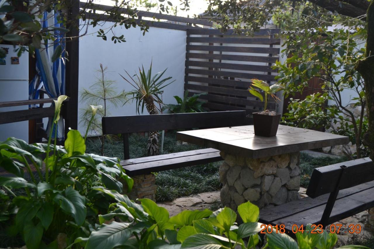 U Palycha Guest House Suhumi Exterior foto