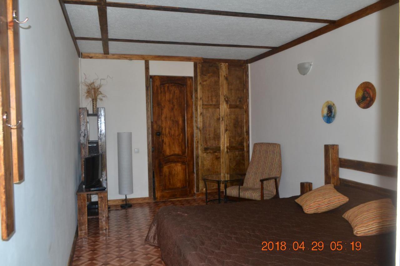 U Palycha Guest House Suhumi Exterior foto